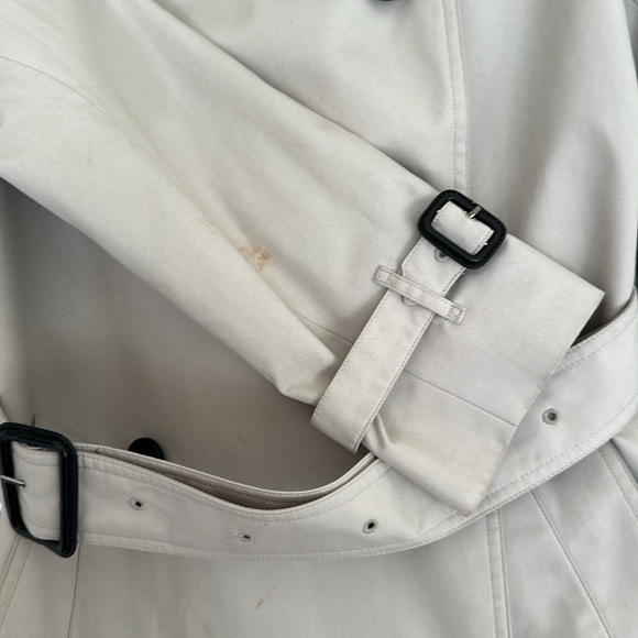 Classic Burberry Trench - Picture 4 of 13